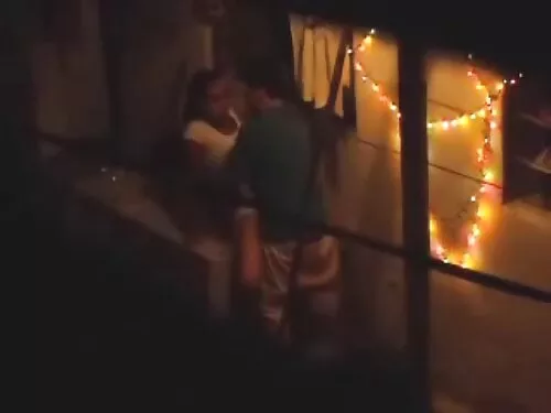 ત્રણ પુષ્કળ છાતીવાળુ ...