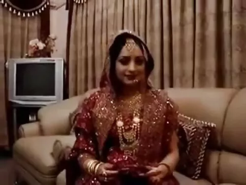 બસ્ટી મીલ્ફ ક્રિસી લ ...