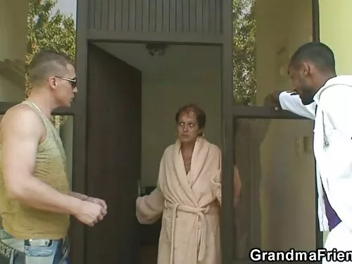 શરમાળ કથ્થઈ વાળવાળો  ...